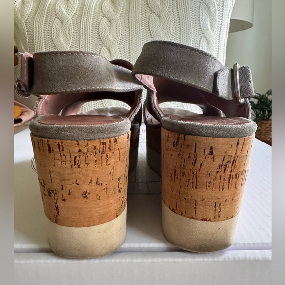 Homer’s platform cork and gray suede sandals. Signs of wear on the soles. - Picture 2 of 5
